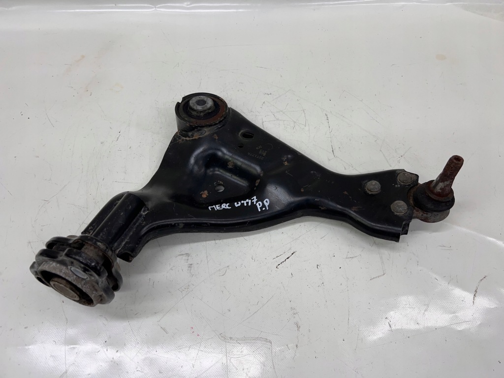 Купить Mercedes w447 рычаг левый перед