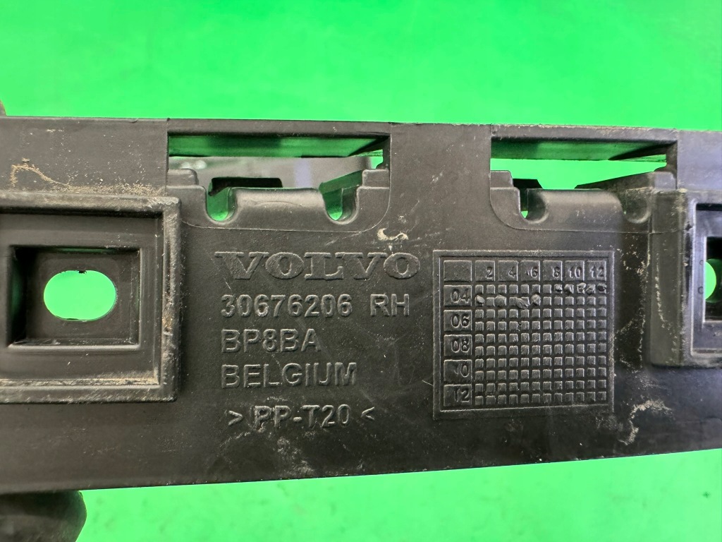 фото №12, Направляющая кронштейн бампера правый задний задняя 30676206 30655999 volvo s40 ii 04-