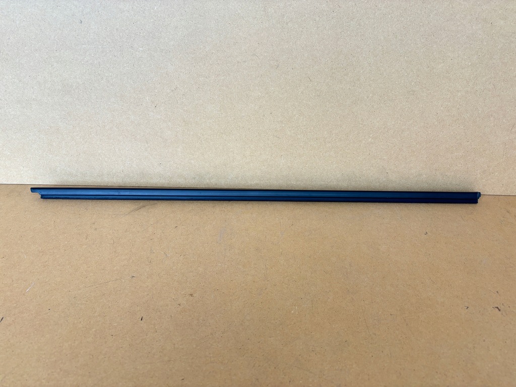 фото №1, Молдинг уплотнитель дверь левый перед dacia duster ii 2