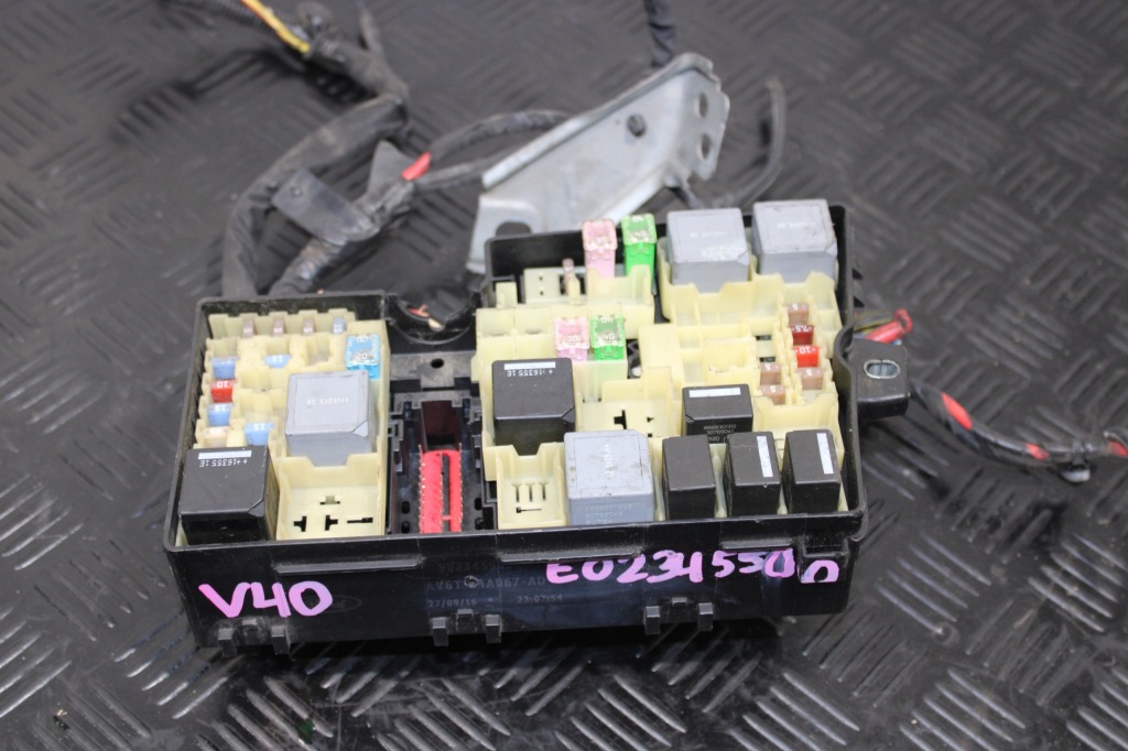 Купить Коробка предохранителей volvo v40 2 2 d2 av6t-14a067-ad