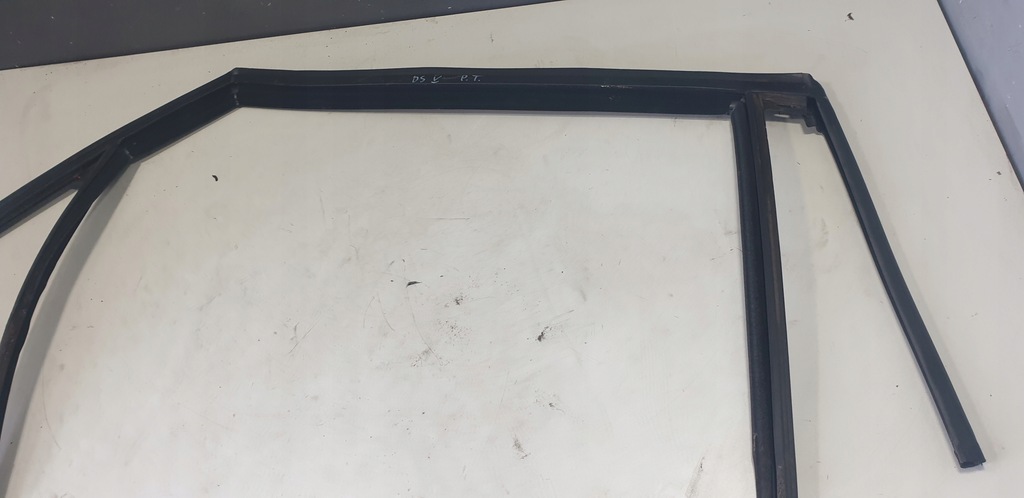 фото №1, Citroen ds5 прокладка стекло правый задняя рамка