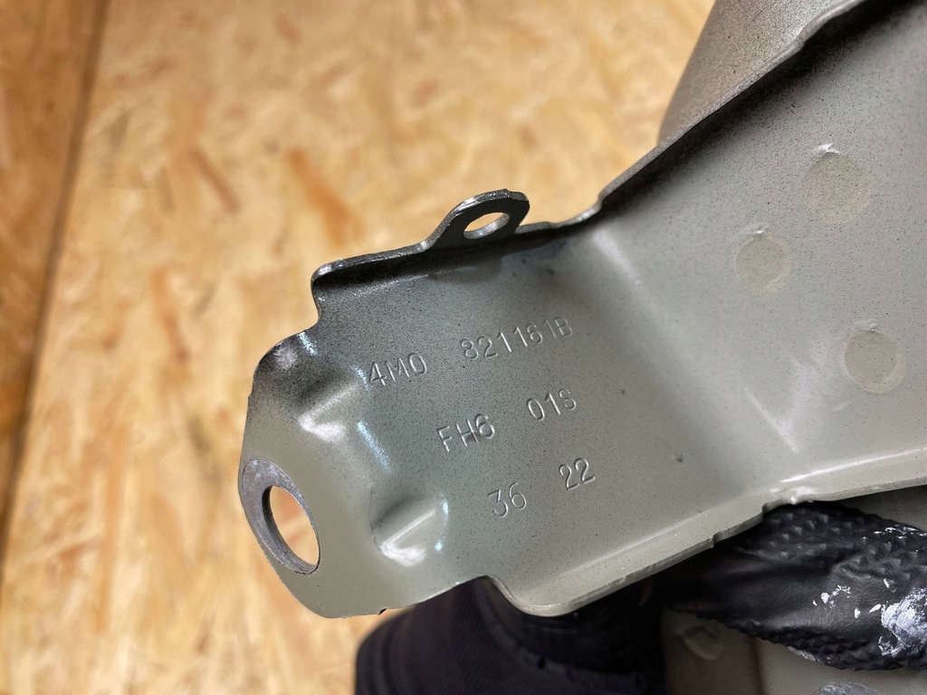 фото №10, Кронштейн кронштейн крила перед лівий audi q8 4m0821161b 4m8821131