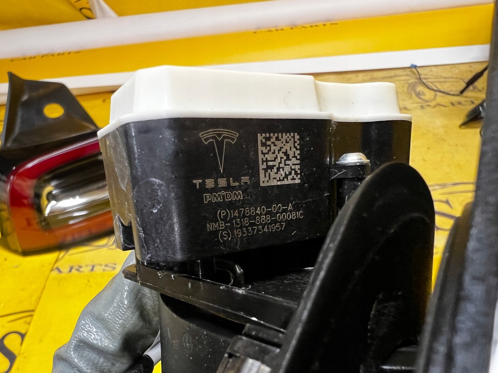 фото №9, Крышка port зарядки отражатель лампы задняя задний левый tesla model 3 przedlift