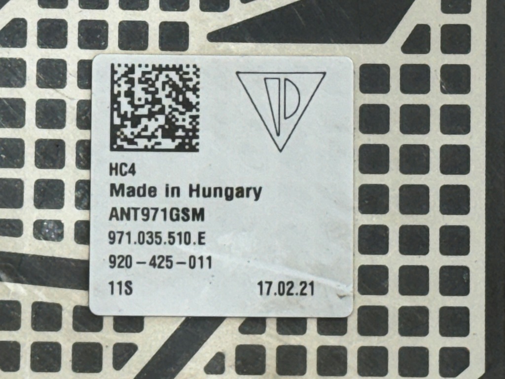 фото №10, Porsche taycan решётка бампера направляющая левая 9j1807605 971035510e антенна