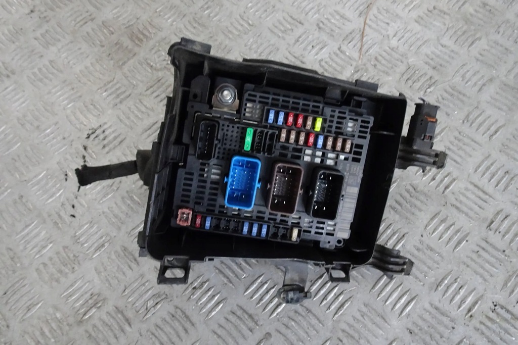 фото №1, Opel grandland x корпус коробка предохранителей 17-