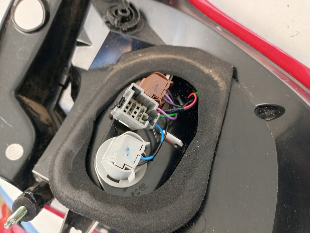 фото №15, Volvo xc60 1 i 2008- лампа задняя левая левый задняя 31323034