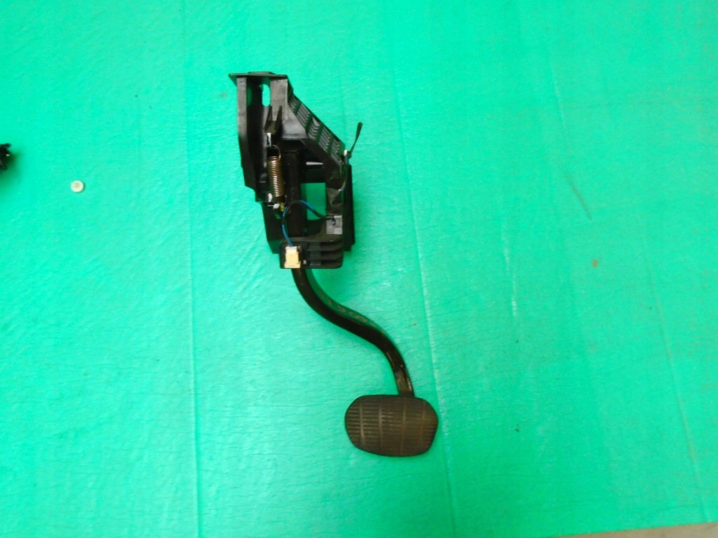 фото №1, Bmw 2 f46 2.0 d педаль тормоза автоматическая коробка передач 6860675