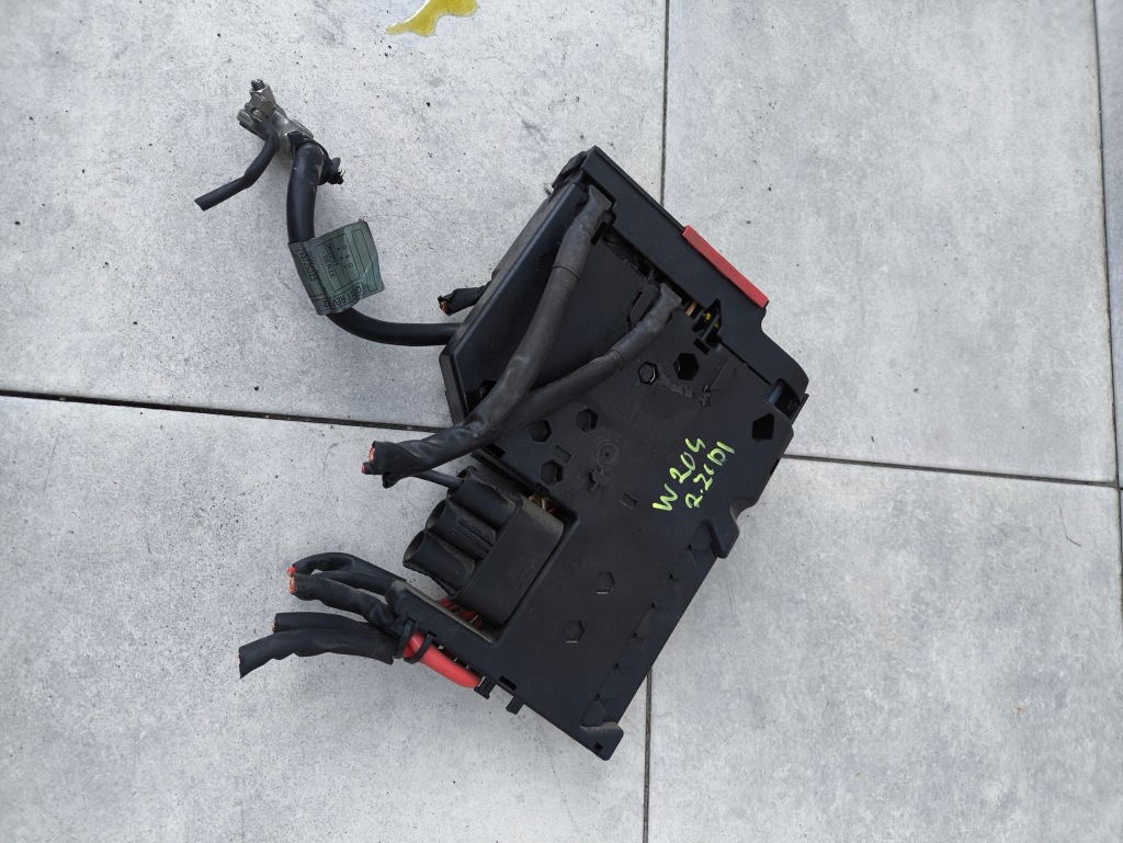Купити Mercedes w204 клема плюсова коробка mercedes c w204 a2075400640 ?