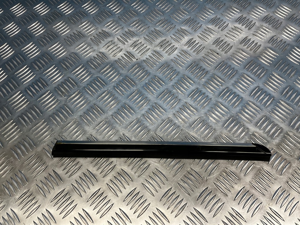 фото №1, Mercedes w245 молдинг уплотнитель правый задняя крыло