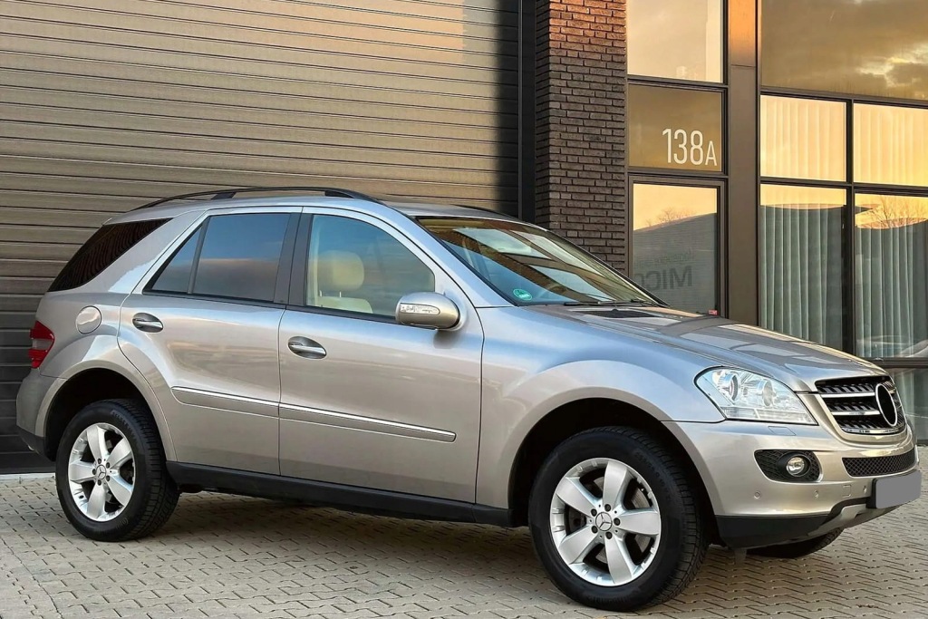 Mercedes gl x164 2006-2012 решітка впуск повітря капот ліва a1648804305 в Україні