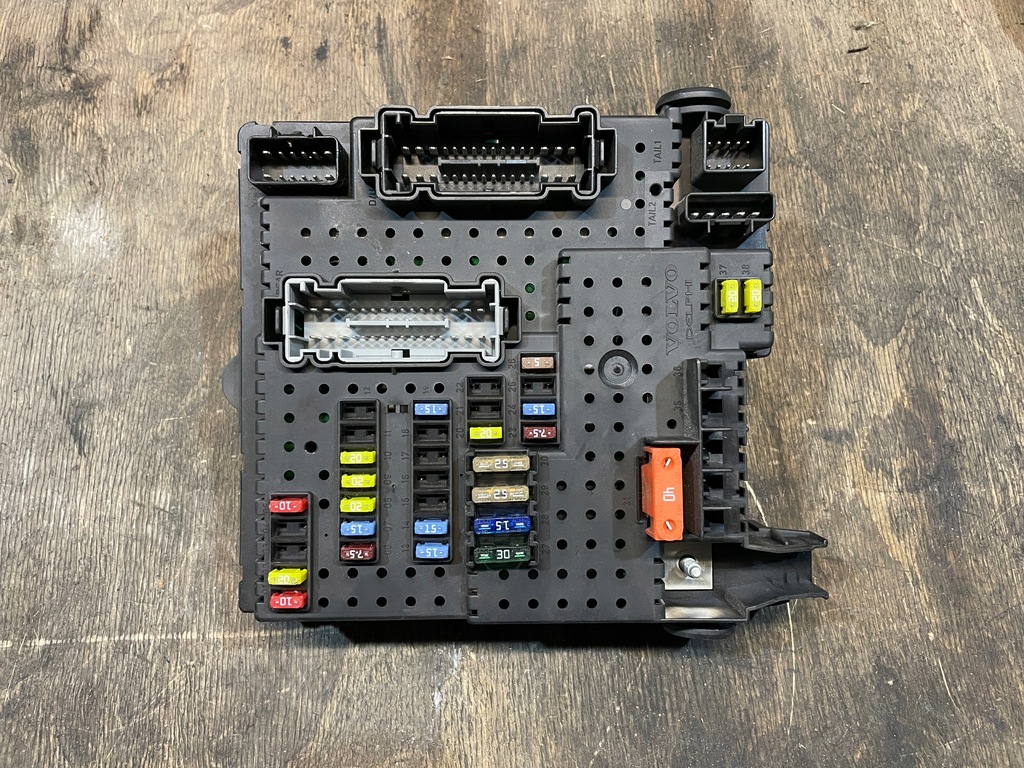 фото №1, Volvo xc70 коробка предохранителей rem 30786646