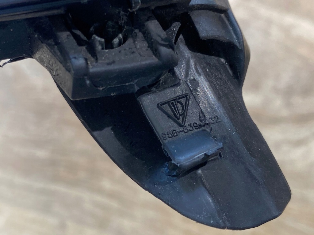 Молдинг прокладка двері задній 95b83932 porshe macan пошкоджена в Україні