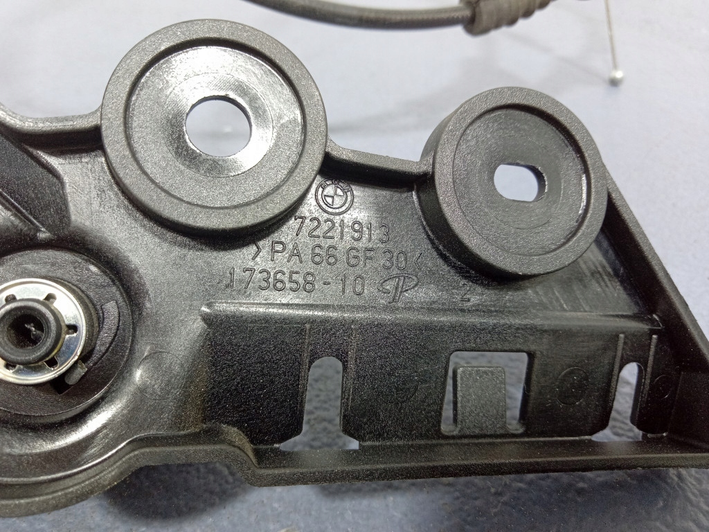 фото №5, Bmw 3 f30 f31 f32 кронштейн трос тягa капот eu 7221913 7313782