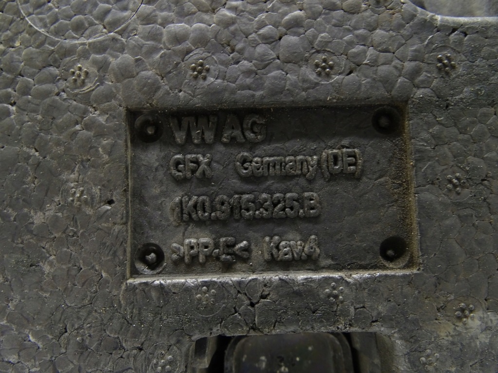 Корпус акумулятор 1k0915333h superb 2 a3 8p golf vi scirocco leon 2 Зі Шроту