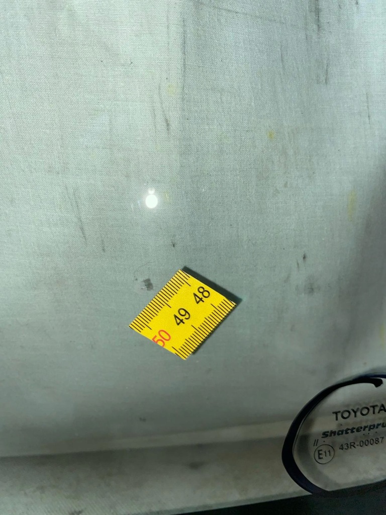 Скло передня toyota hilux 2005-2016 панель  оригінал kamyk Оригінал