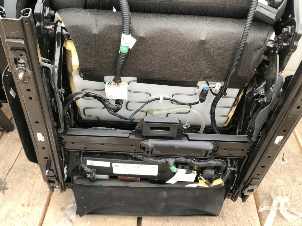 Tesla model x сидіння пасажира правий Недорого