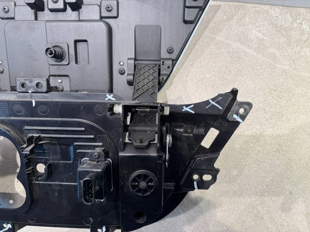 фото №6, Maxus e-deliver 3 ev30 решётка радиатора решётка радиатора разъём зарядки значок