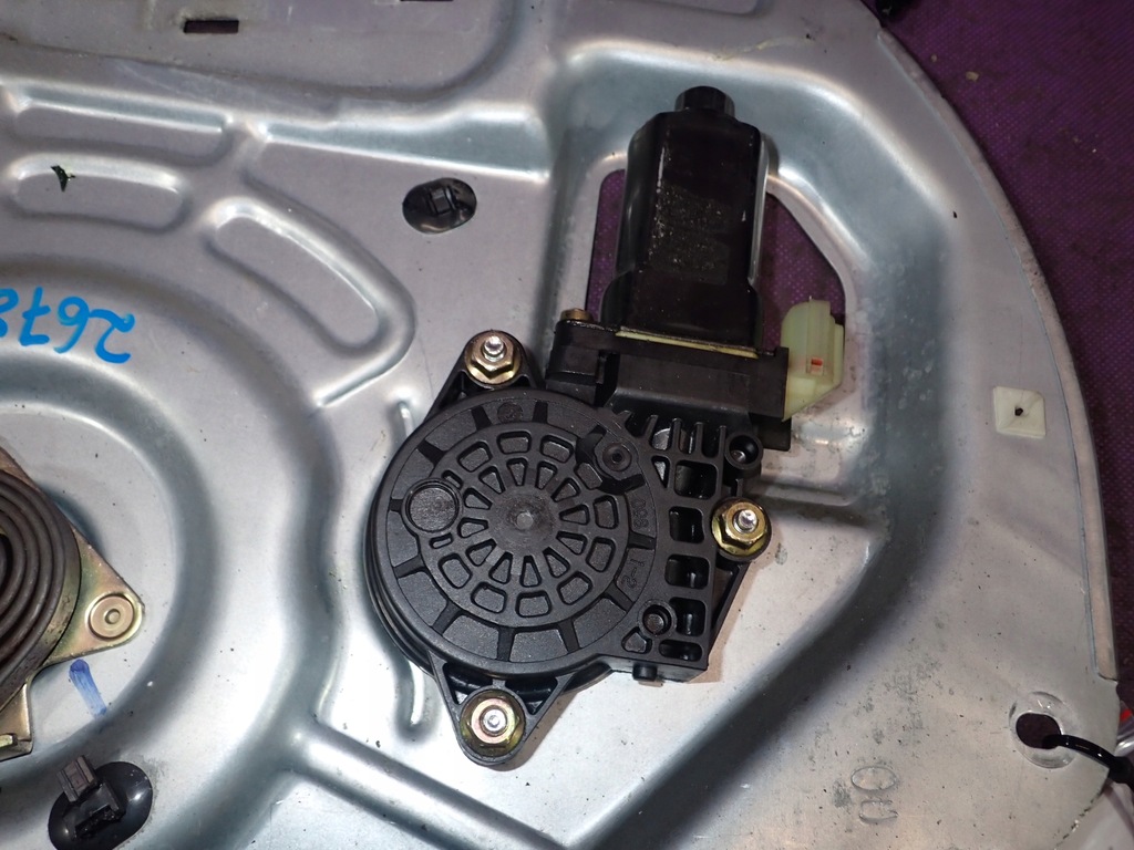 фото №5, Tucson i 04- подъемник стекло перед левый 824702e010