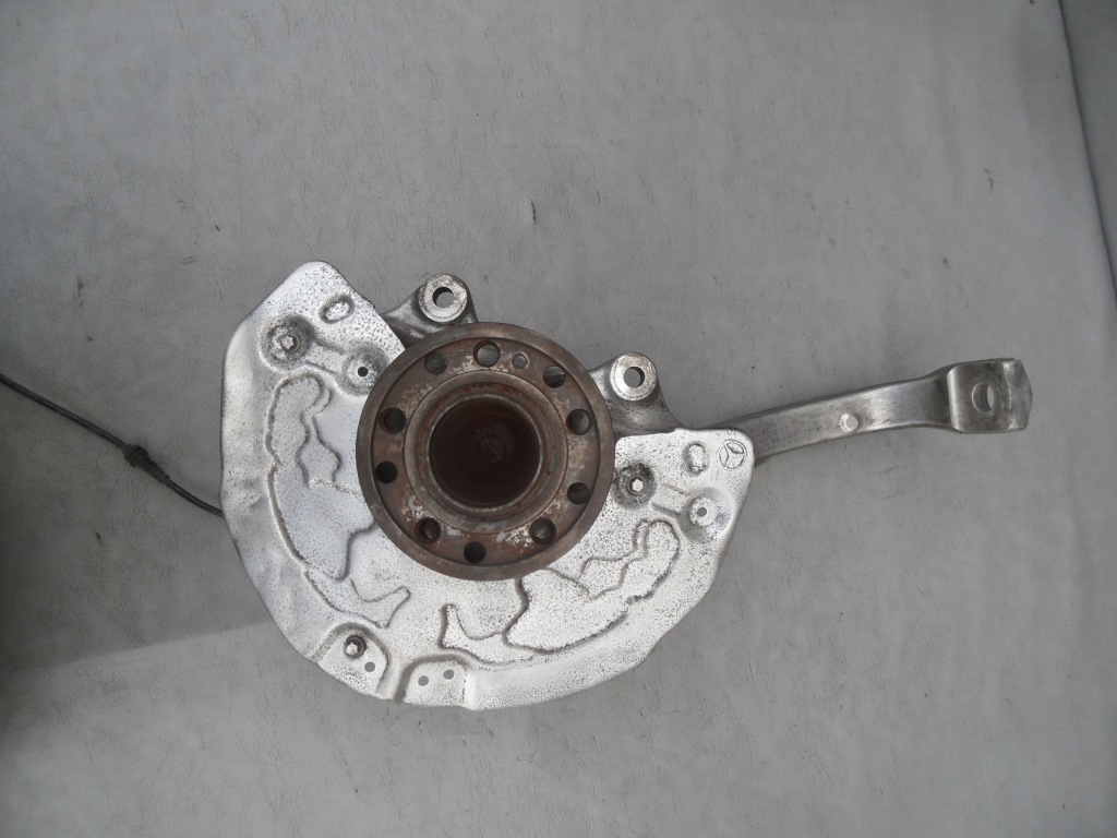 Купити Поворотний кулак ступиця правий перед mercedes w213 a2133324800