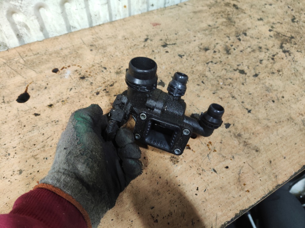 фото №1, Bmw e90 2.0 b корпус термостата патрубок