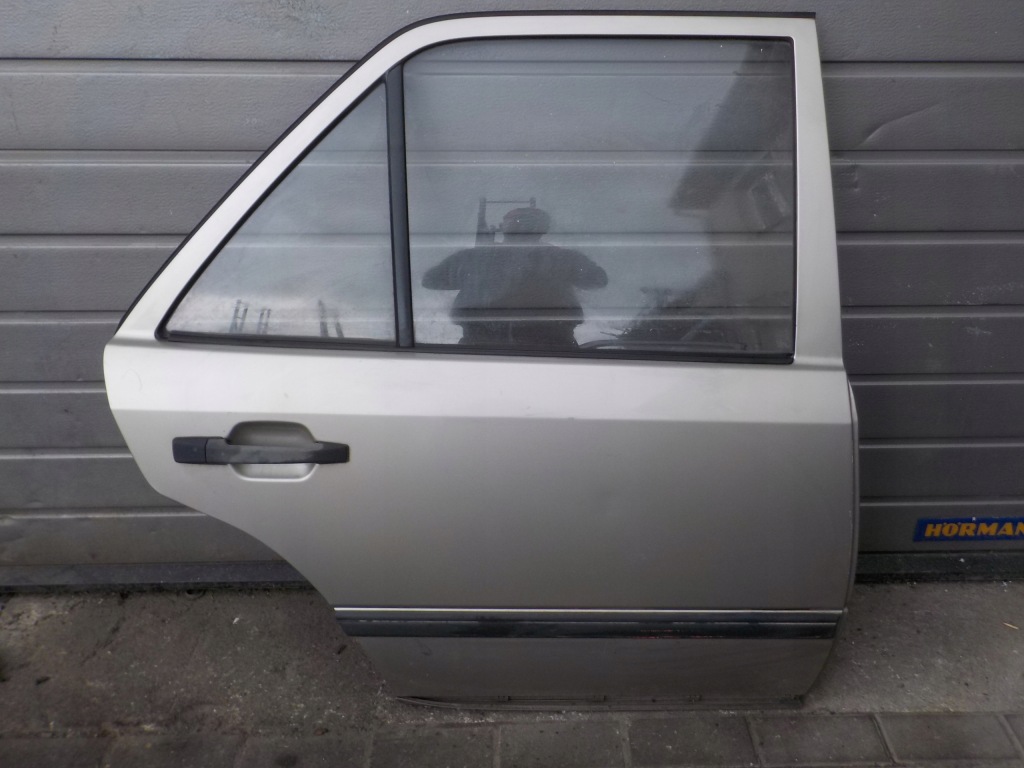 Купити Двері праве задній mercedes w124