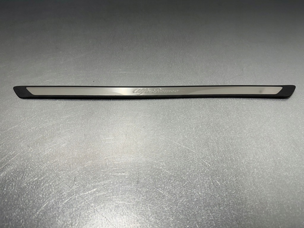 Купить 2019 alfa romeo stelvio накладка порог дверь передних