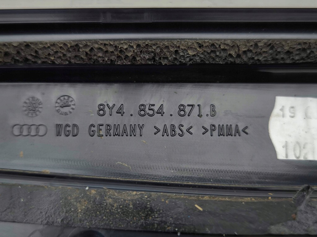 фото №16, Audi a3 8y 2023 обивка задний крышки багажника