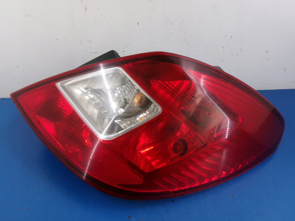 фото №1, Opel corsa d 5d лампа задняя правая 13269051 valeo