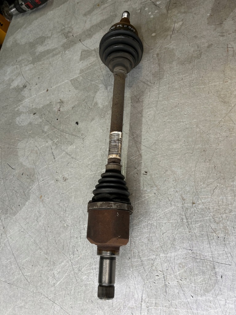 фото №1, Приводной вал левая peugeot 308 ii t9 1,6 blue hdi