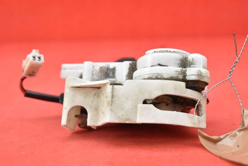 фото №6, Замок крышки задняя багажника mazda 6 1 i gg sedan 02-05