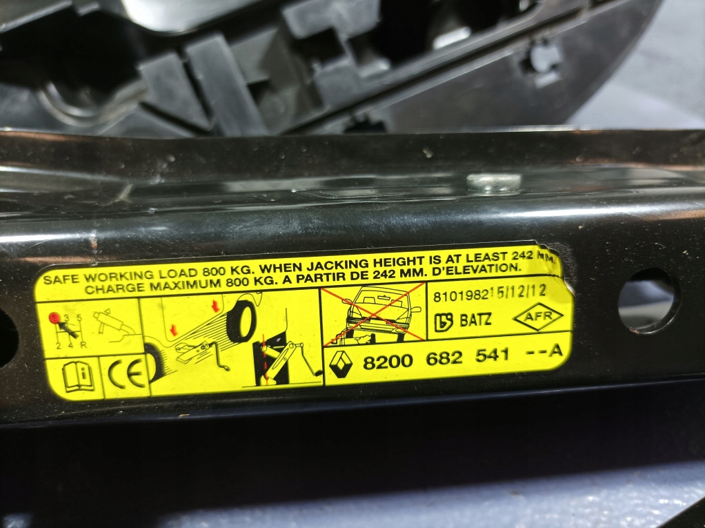 фото №4, Renault clio iii вкладыш колеса запасного домкрат 8200696876