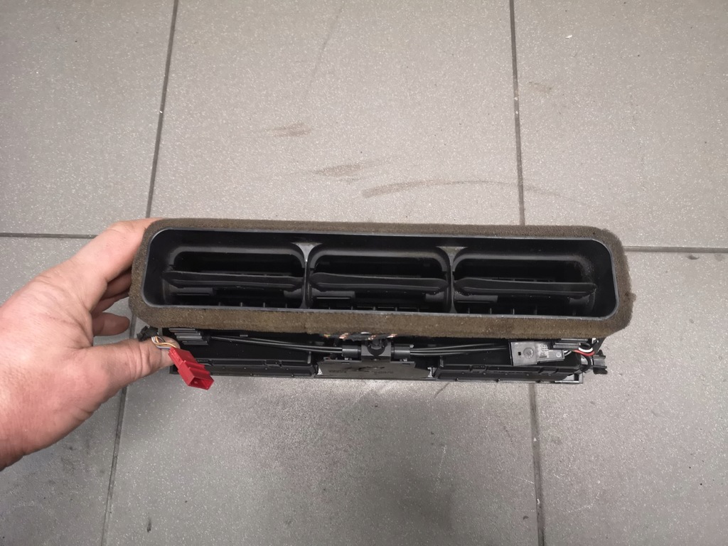 фото №8, Решётка обдув средняя audi a8 d2 4d0820951