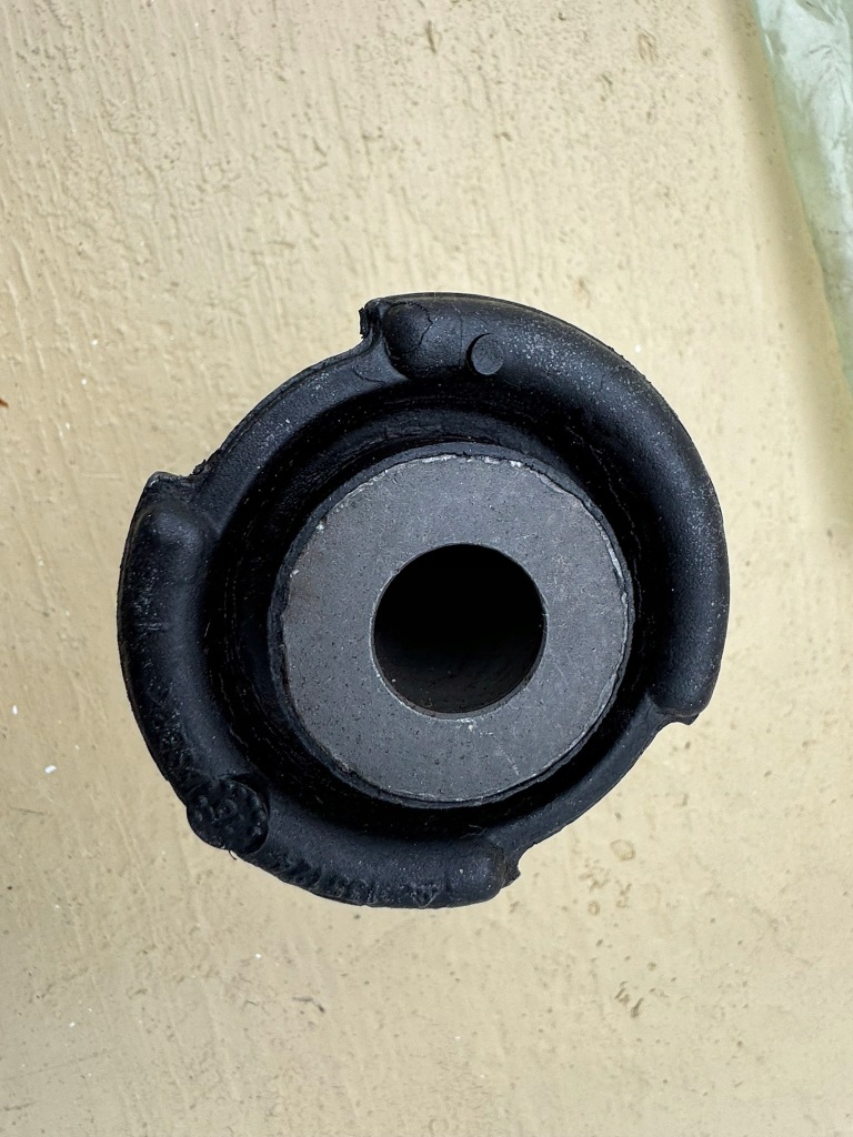 фото №4, Land range rover discovery сайлентблок втулка рычага lr051585