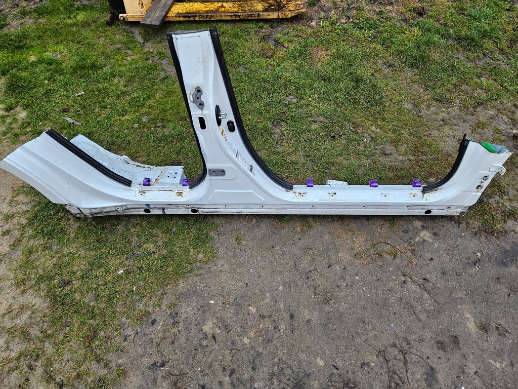 фото №1, Lexus ct 200h блок двигателя порог правый