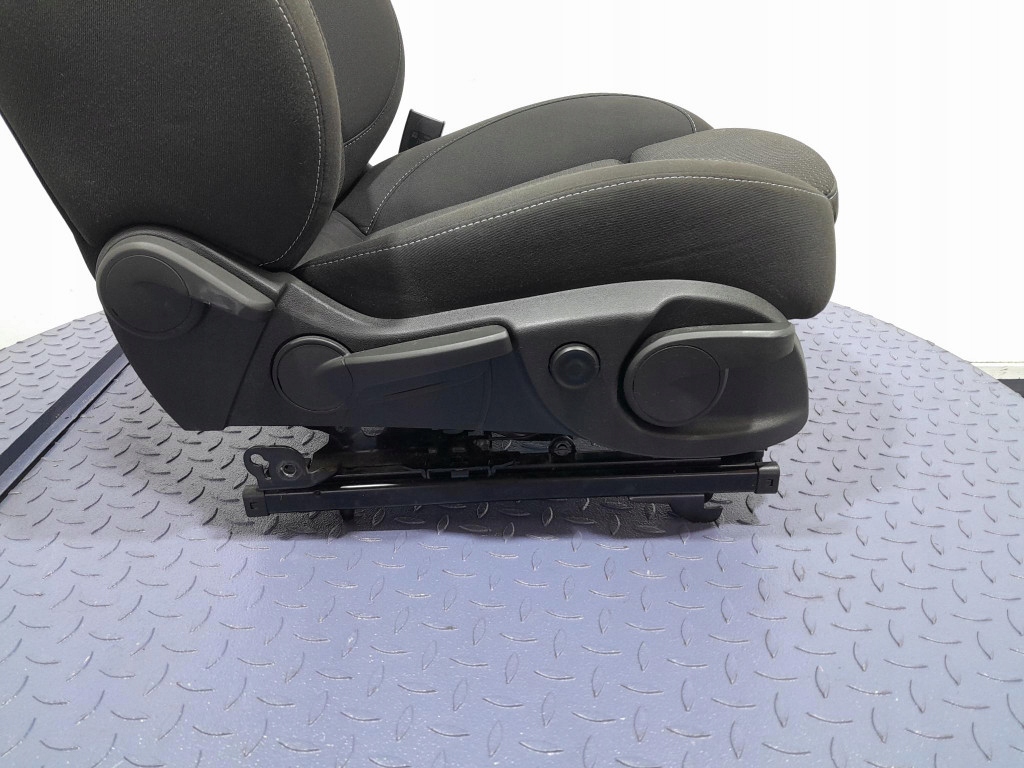 Opel astra iv j рестайлінг  сидіння правий передній пасажира європа Недорого