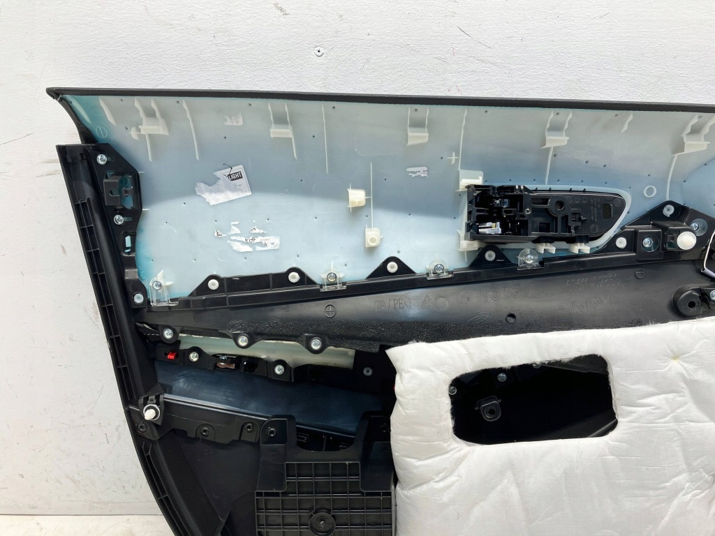 фото №9, Corolla e21 обшивка обивка дверь передних правый перед кожа led