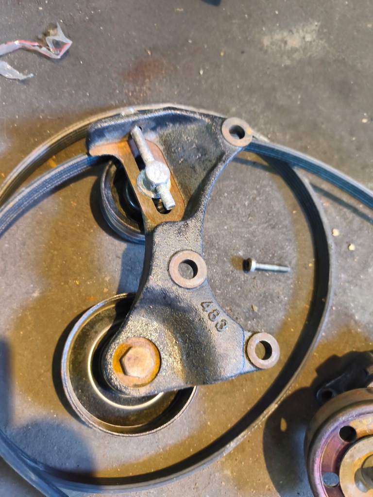 Corolla e12 02-03 натягувач ролик ремінь комплект  2.0 d4d Недорого