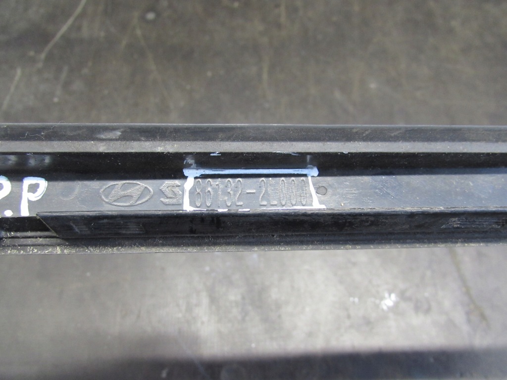 Накладка  стекло лобовое правый  передок  hyundai i30 07-10r 86132-2l000 Оригинал
