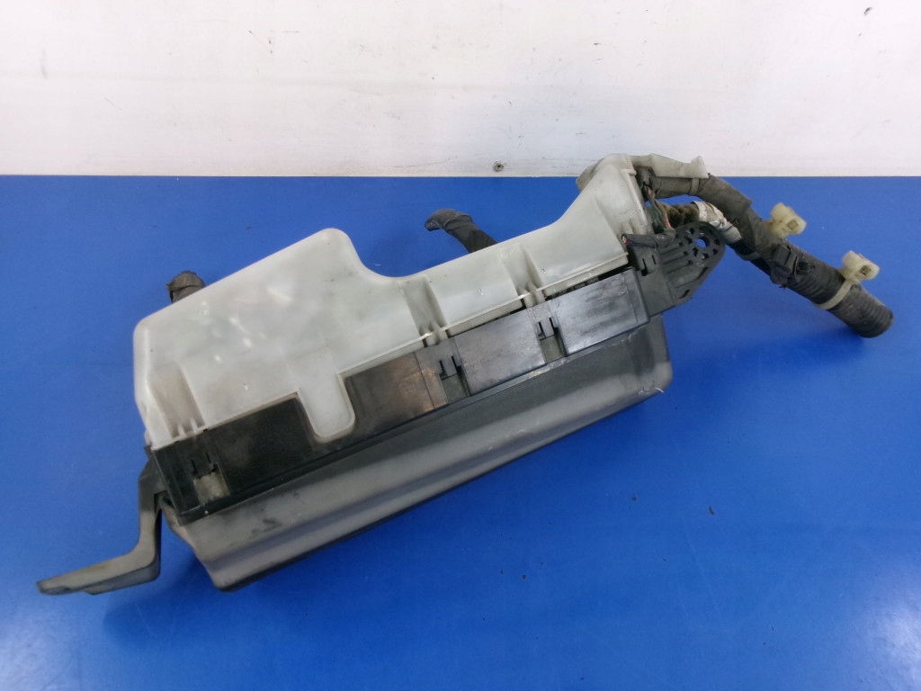 фото №12, Toyota corolla e12 1.6 коробка предохранителей 82641-02050