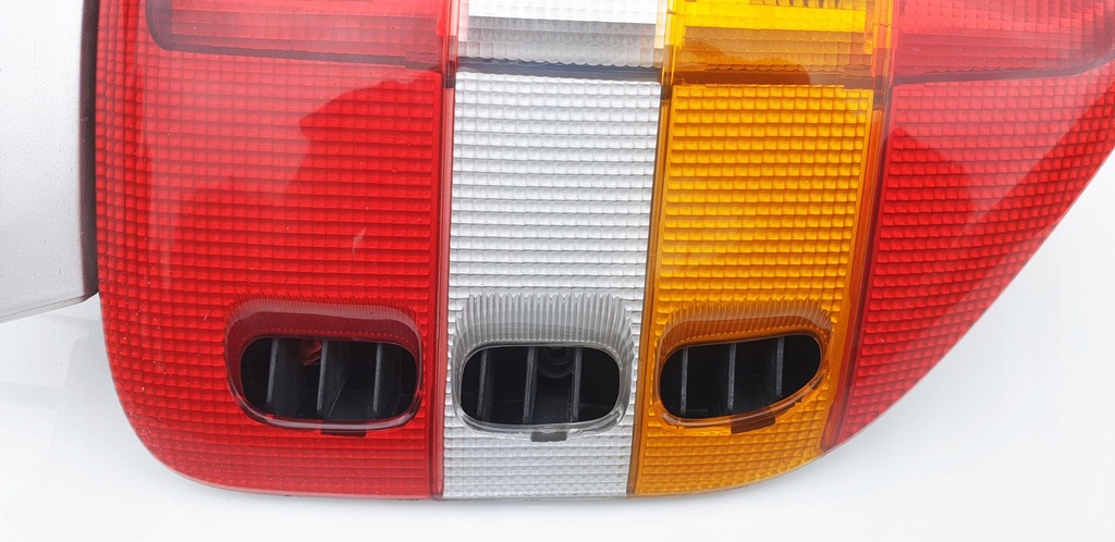 фото №10, Opel frontera b лампа задняя задняя молдинг декоративная правая