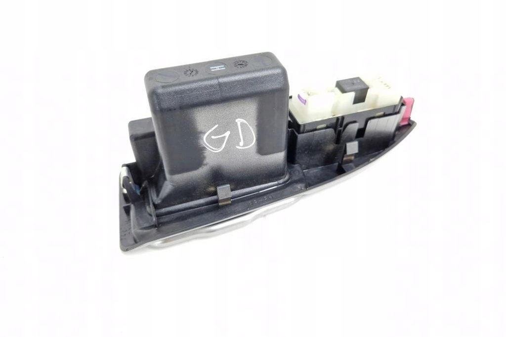 фото №7, Кнопка управление окон задних правых дверь toyota