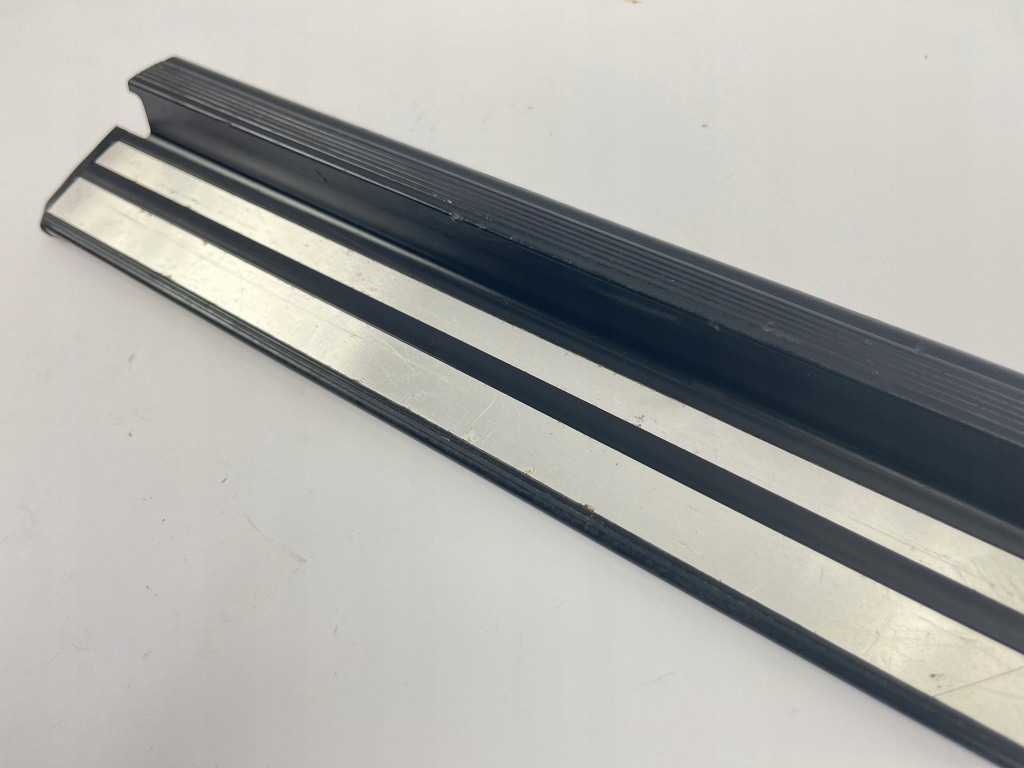 Молдинг порог накладка порог mercedes w124 sedan универсал задний  правый левый с Разборки