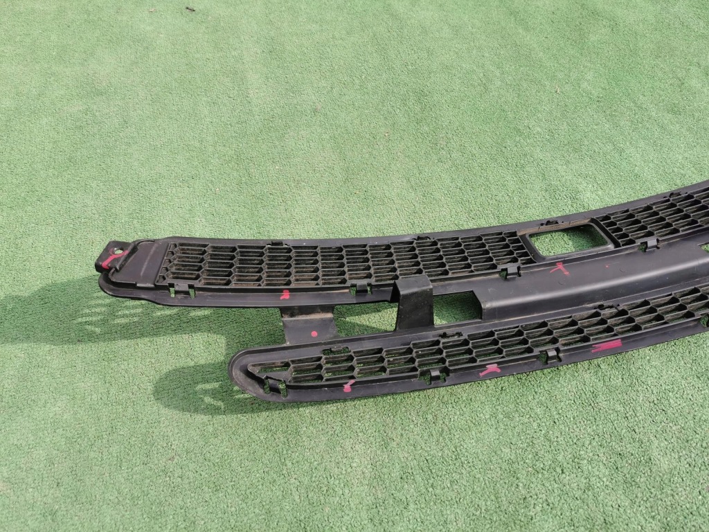 Решітка середня бампера передній tesla s 1038211-00-a Оригінал