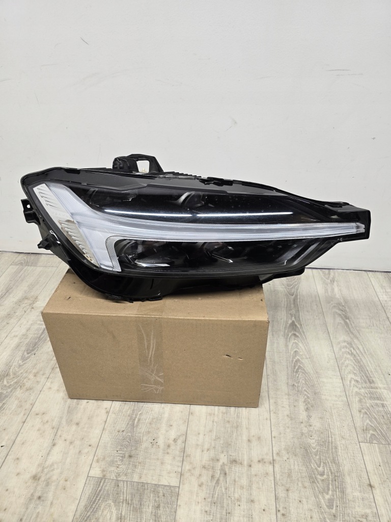 фото №1, Volvo xc60 ii lift full led лампа права перед 32338977