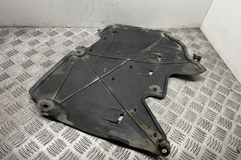 Левая накладка подвеска audi a4 8w2, b9 8w0825217a 2.0l дизель 110kw 2015 с Разборки