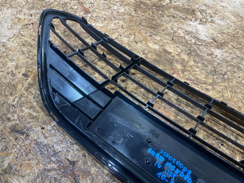 Ford mondeo mk4 iv рестайлинг  10-14 решётка средняя решётка радиатора решётка  бампер перед правый с Разборки