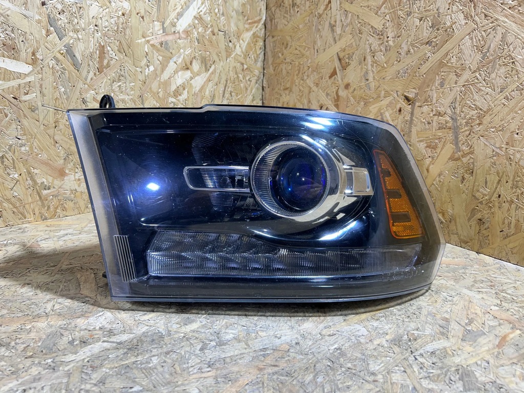 фото №1, Dodge van ram 2017 лампы передние