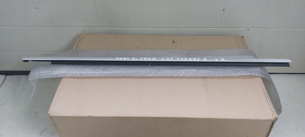 фото №1, Audi e-tron 4ke837476b молдинг уплотнитель правый перед