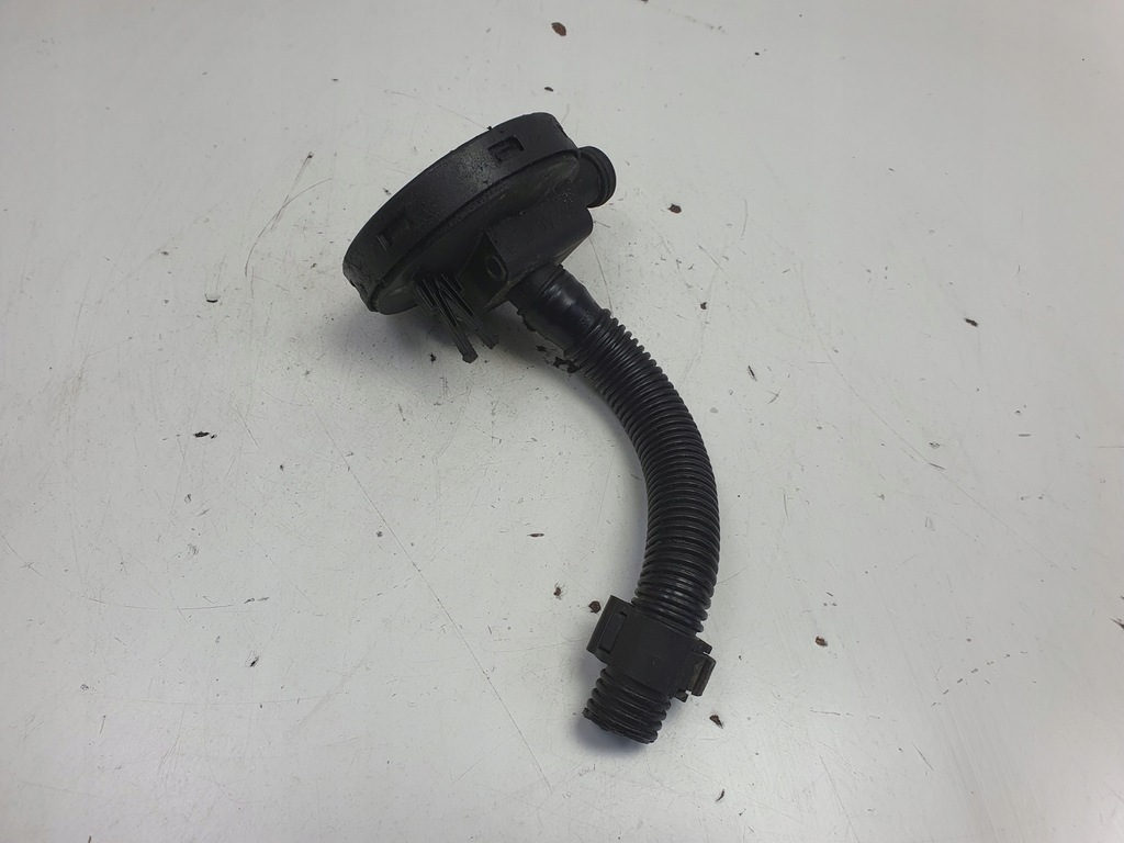 фото №1, Vw golf v 1.6 fsi вентиляция картера двигателя трубка 03c103201e