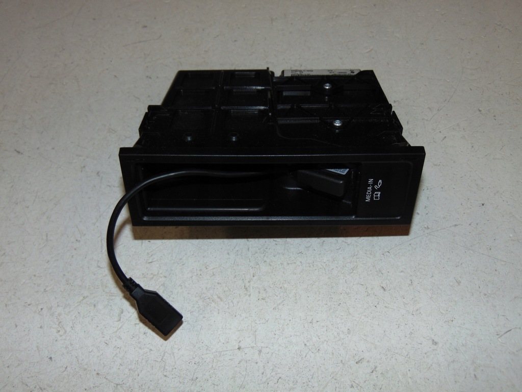 фото №1, Полка модуль интерфейс usb vw passat cc 5n0035341